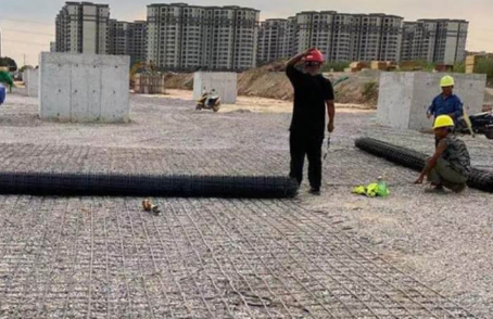 科尔沁右翼前土工格栅铺设前地基要怎么处理?